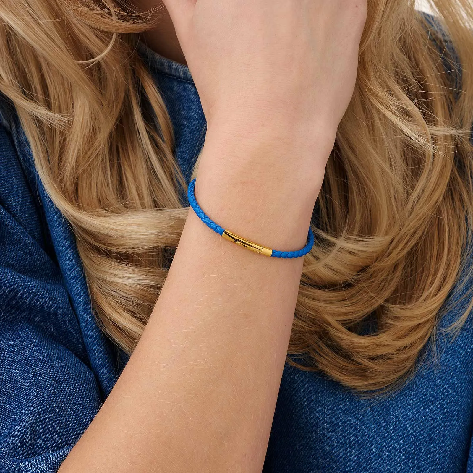 Blått flätat läderarmband med guldpläterat stålspänne, 16cm 2